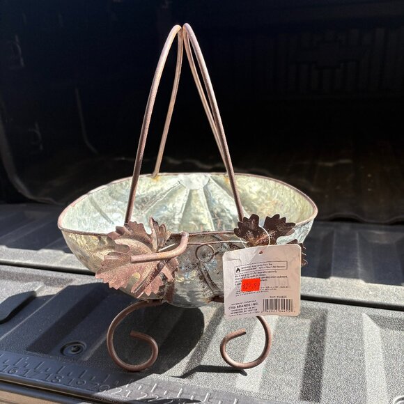 Metal planter - Picture 1 of 2